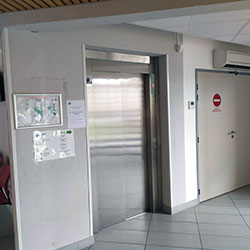 Photo de l'ascenseur pour l'accès à l'étage