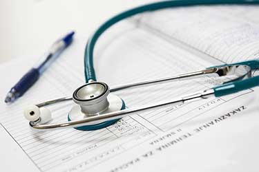 Photo d'une ordonnance et d'un stétoscope